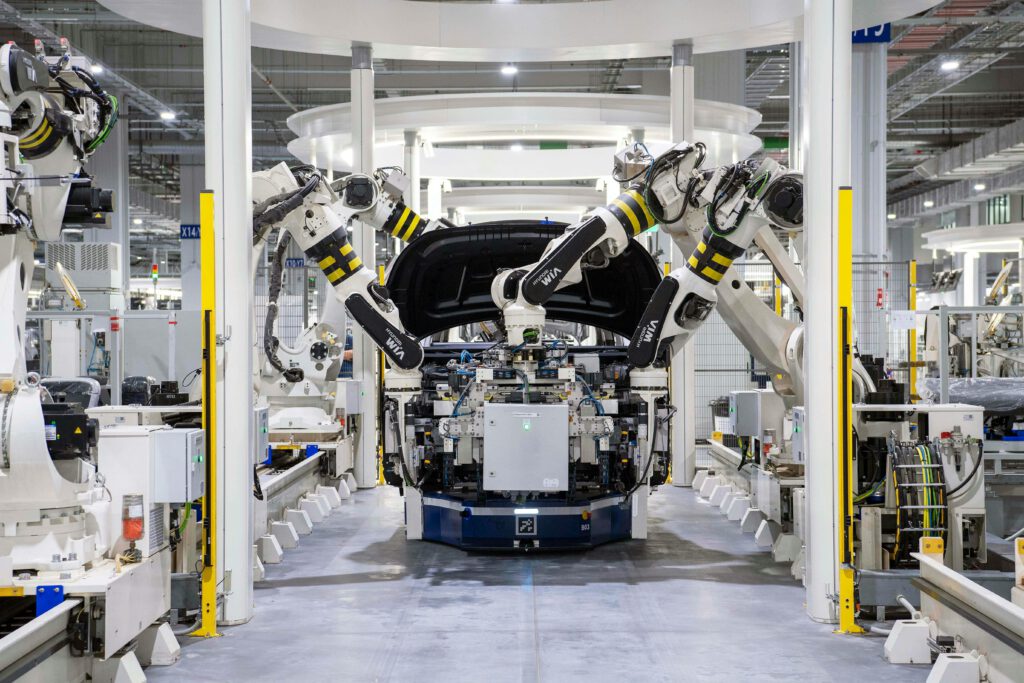 Bis vor wenigen Jahrzehnten montierten Menschen jedes Auto per Hand. Heute übernehmen Roboter bereits den Großteil – automatisiert, präzise und ohne Pause. © Pexels