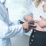 BMI, Körperfettanteil und Sterberisiko_https://www.pexels.com/de-de/foto/mann-frau-arbeiten-lacheln-12599543/