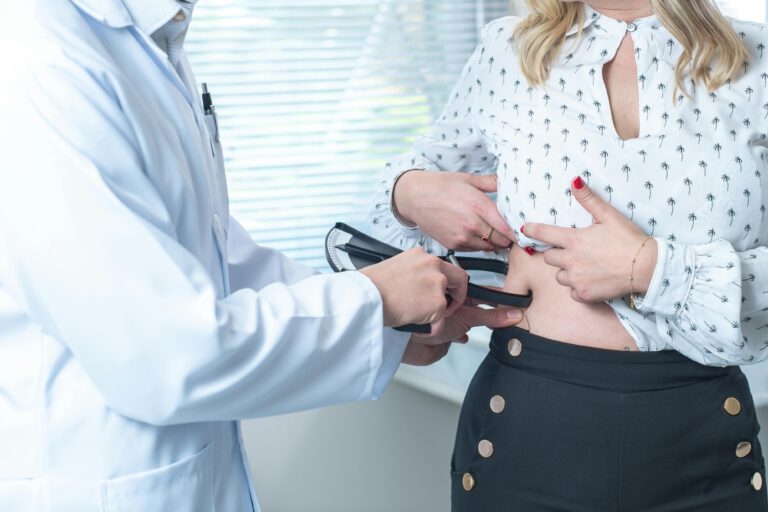 BMI, Körperfettanteil und Sterberisiko_https://www.pexels.com/de-de/foto/mann-frau-arbeiten-lacheln-12599543/