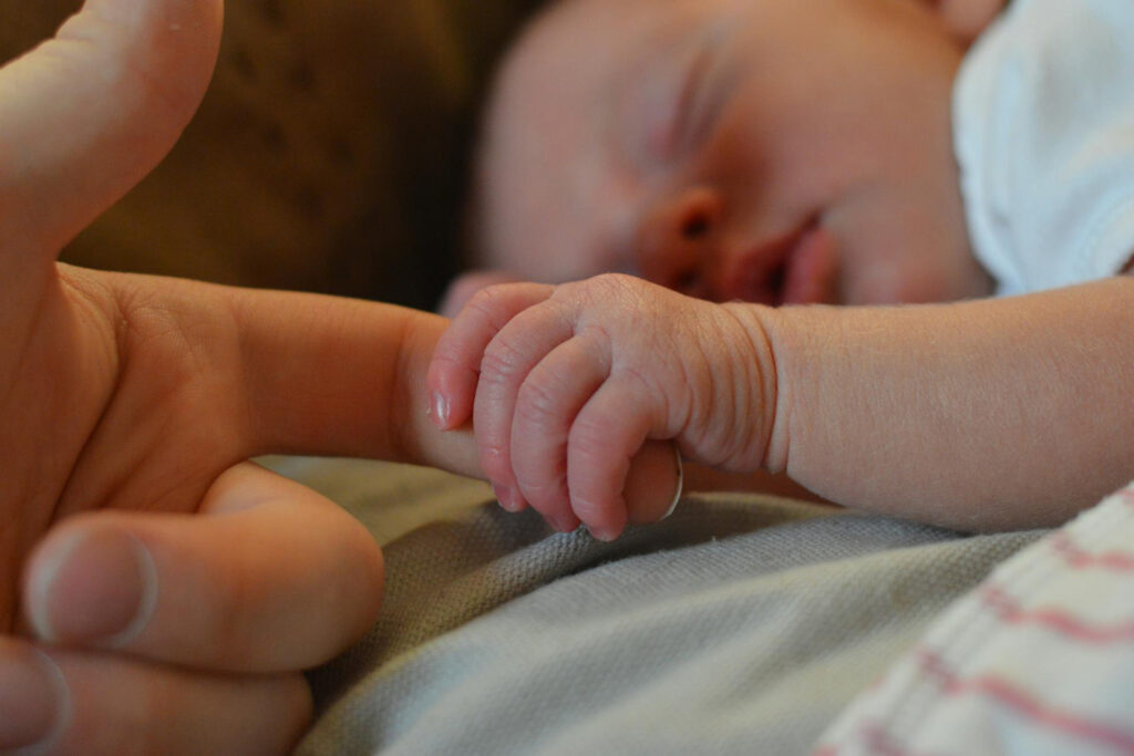 Pränataler Stress belastet Mädchen körperlich stärker als Jungen