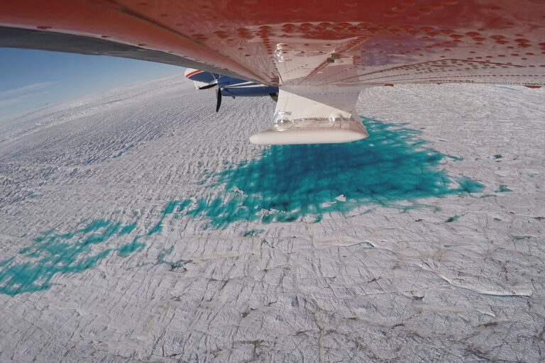 Schmelzwassersee spaltet Grönlands Gletscher