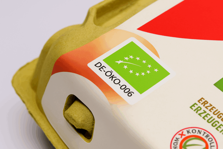 Viele kennen das EU-Bio-Siegel – doch kaum jemand versteht es. Eine Studie zeigt, wie ein kleines Wort die Wirkung deutlich verändert.