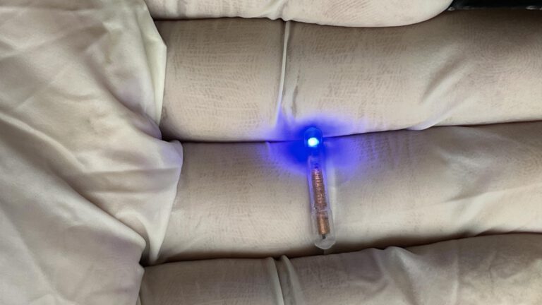 Die ICOPS-Kapsel im aktivierten Zustand: Das lichtbasierte Mini-Gerät soll gezielt Nervenzellen im Darm ansteuern und ermöglicht eine nicht-invasive Untersuchung des Verdauungssystems.