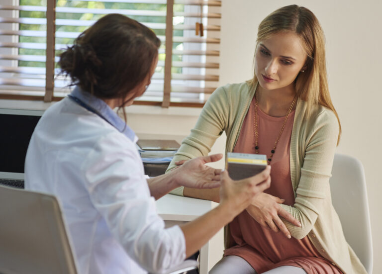 Eine Studie zeigt: Ärztliche Kommunikation beeinflusst, wie stark Medikamente wirken – ein Effekt, der auch Ibuprofen betrifft.