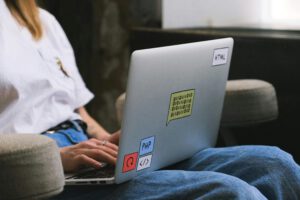 Uni-Abschluss bald wertlos? KI ersetzt Jobs für Berufseinsteiger
