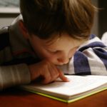 Papier statt Tablet: Spiele bremsen Kinder beim Lesenlernen