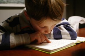 Papier statt Tablet: Spiele bremsen Kinder beim Lesenlernen