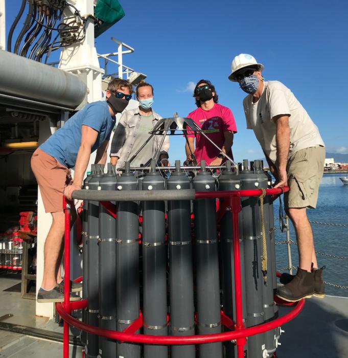 Tully Rohrer, Lucie Knor, Fernando Pacheco und Daniel Fitzgerald mit der CTD-Rosette, die Wasserproben für die Hawai‘i Ocean Time-Series sammelt. © Carolina Funkey