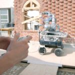 Mensch und Roboter bauen klimaoptimierte Wand