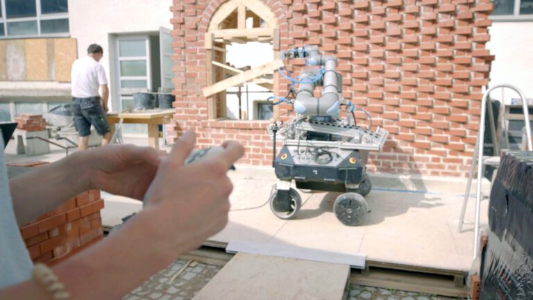 Mensch und Roboter bauen klimaoptimierte Wand
