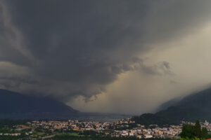Superzellen-Gewitter nehmen durch den Klimawandel in Europa deutlich zu, besonders im Alpenraum drohen bis zu 52 Prozent mehr Extremstürme.