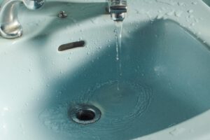 Warum Emails löschen auch beim Wasser sparen helfen kann