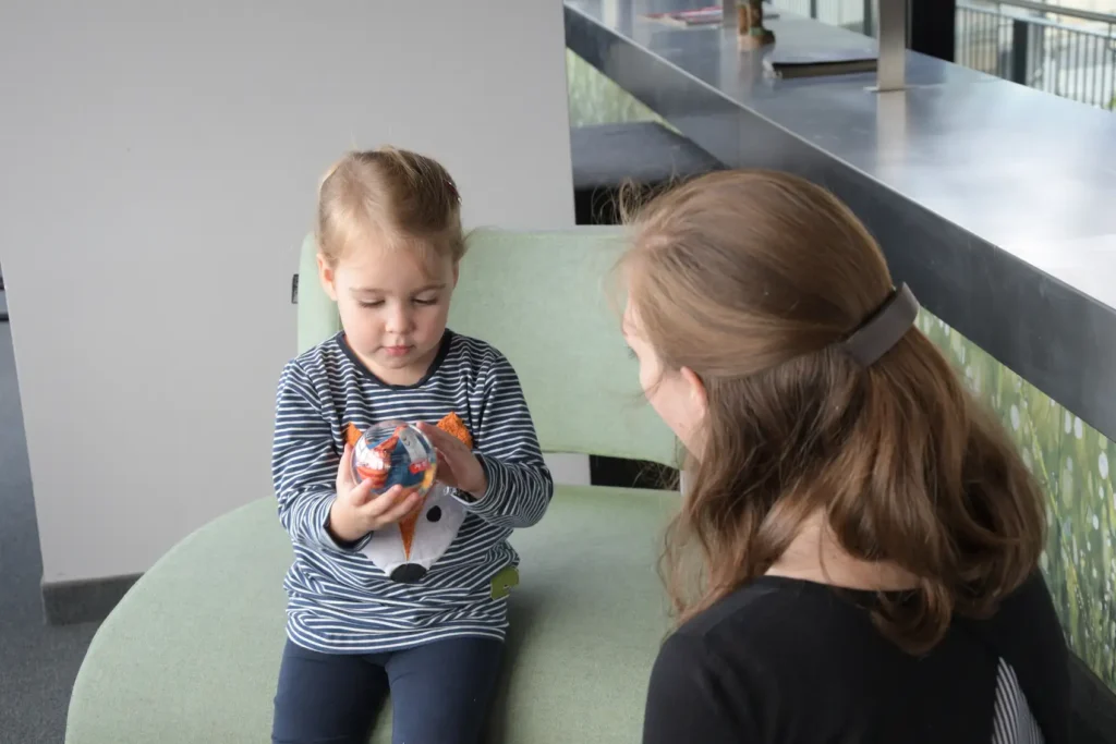 Die Forscherinnen haben einen Gedächtnistest mit 18 Monate alten Kindern gemacht und ihnen dabei neue Objekte gezeigt, die entweder ihnen selbst oder einem anderen Akteur zugeordnet wurden. © MPI CBS