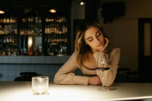 Alkoholkonsum: Alleine Trinken bei jungen Erwachsenen nimmt zu