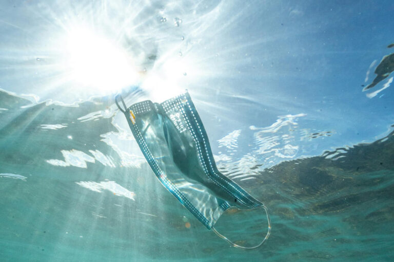 Einwegmasken belasten Umwelt durch Reaktionen im Wasser