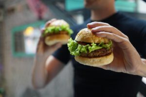 Veganes, heimisches Protein macht Burger und Tierfutter besser