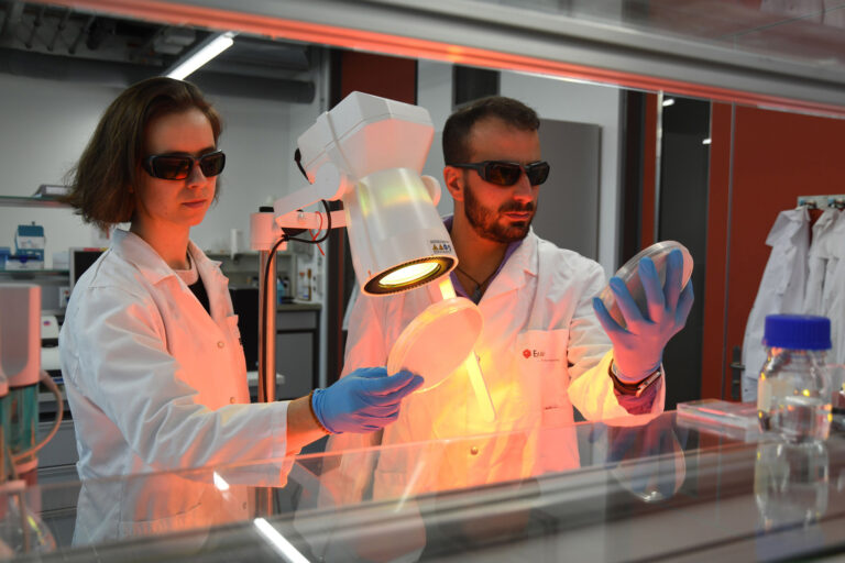 Licht an – Bakterien tot. Eine neu entwickelte Beschichtung vernichtet Keime in Minuten, ganz ohne Antibiotika. Ein möglicher Durchbruch im Kampf gegen Resistenzen.