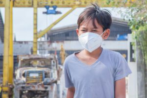 Feinstaub und Abgase reizen nicht nur die Atemwege: Eine große Studie zeigt, dass Kinderaugen in belasteter Luft schneller kurzsichtig werden. © Pexels