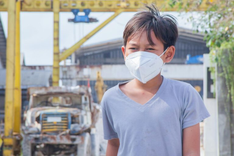 Feinstaub und Abgase reizen nicht nur die Atemwege: Eine große Studie zeigt, dass Kinderaugen in belasteter Luft schneller kurzsichtig werden. © Pexels