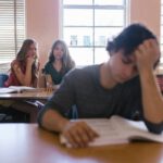Mobbing stresst das Gehirn – selbst beim Zuschauen