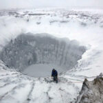 Krater im sibirischen Permafrost geben Rätsel auf. Forscher sehen aufsteigendes Erdgas als entscheidenden Auslöser der Explosionen.