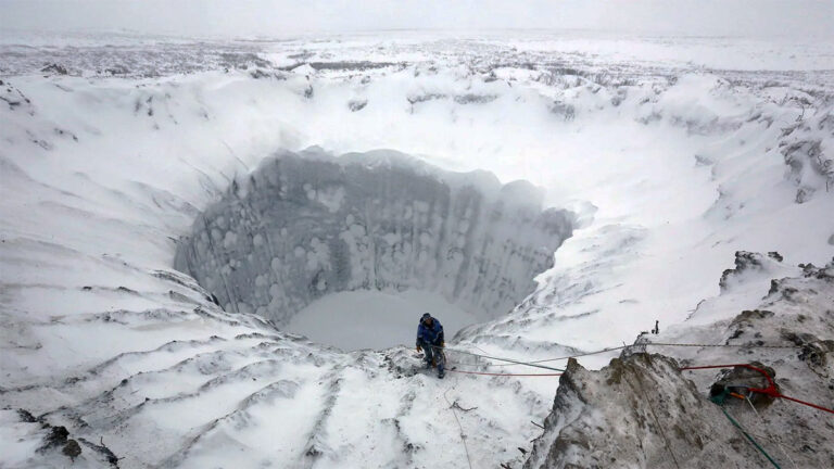 Krater im sibirischen Permafrost geben Rätsel auf. Forscher sehen aufsteigendes Erdgas als entscheidenden Auslöser der Explosionen.