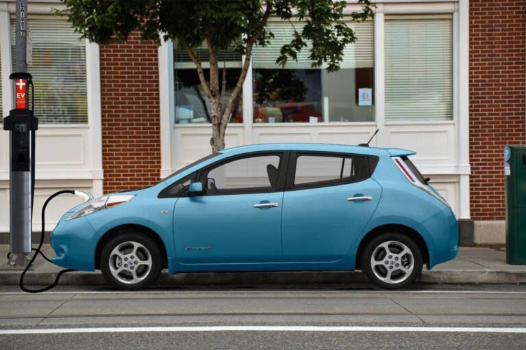 Aus Straßenlaternen werden smarte Ladestationen