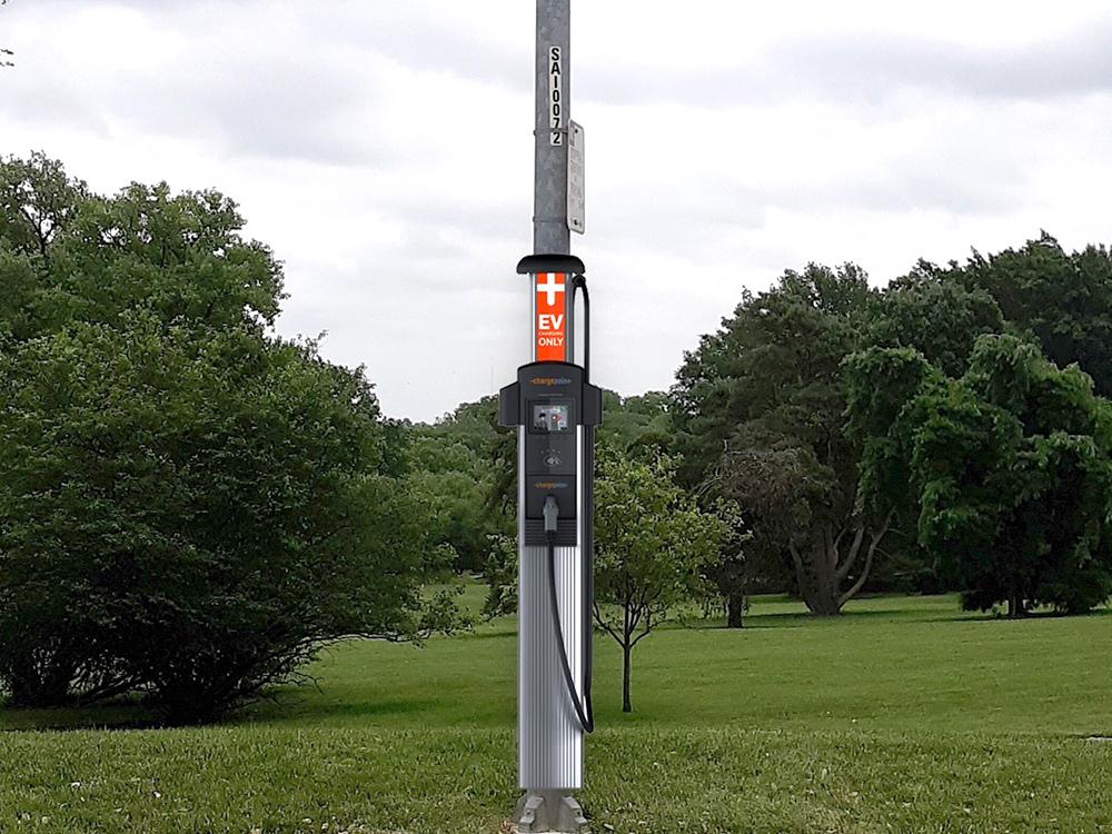 Straßenlaternen, die zu Ladestationen umgerüstet wurden, laden Elektroautos günstiger, schneller und umweltfreundlicher als herkömmliche Ladesäulen. © XB Hu/Penn State