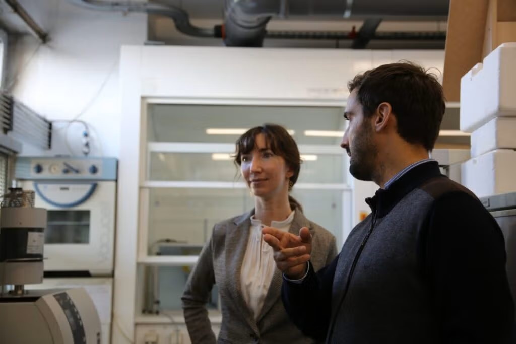 Artur Pinto (r.) und Jean Anne Incorvia bei einem gemeinsamen Forschungstreffen in Portugal. © University of Texas