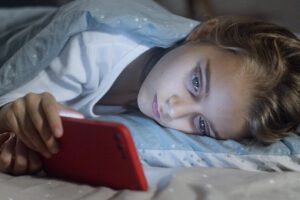 Handyverbot abends: Mehr Schlaf, bessere Noten