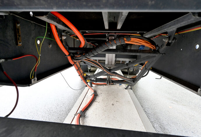 Gegenspule im Fahrzeug. Diese nimmt die Energie auf aus den Spulen im Straßenbelag auf und leitet sie direkt in die Batterie weiter. © FAU/Harald Sippel