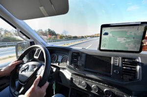 Fahren und Laden auf der Autobahn: Erste induktive Strecke startet