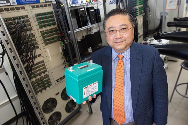 Ingenieur Deyang Qu von der University of Wisconsin–Milwaukee zeigt eine Lithium-Eisen-Phosphat-Batterie – Grundlage seiner Idee, aus alten E-Auto-Akkus Dünger zu gewinnen. © UWM Photo/Troye Fox