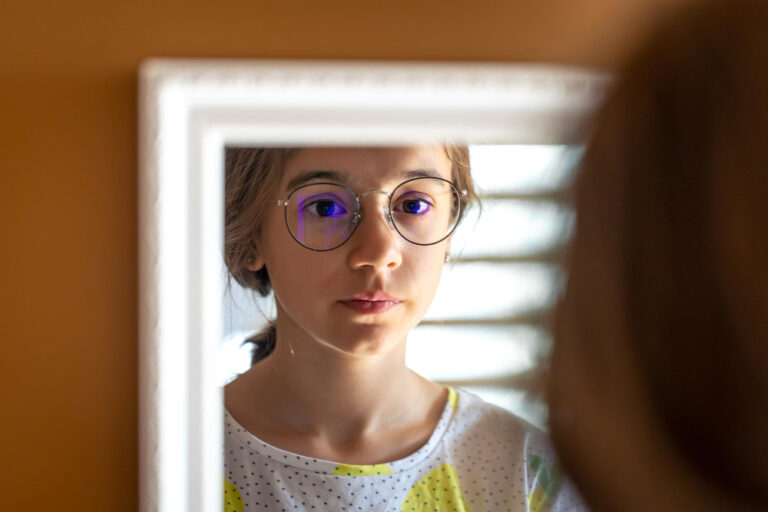 Wer sich jünger sieht, kann gezielt Kindheitserinnerungen aktivieren – der Körper wirkt dabei wie ein Gedächtnisschlüssel.