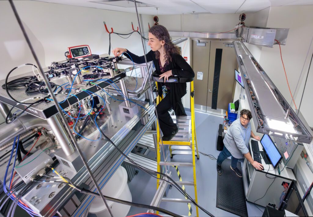 Leah Weiss (links)und Grant Smith arbeiten im Labor von Professor David Awschalom in Chicago, wo sie molekulare Qubits entwickeln, die Licht und Magnetismus verbinden – ein möglicher Baustein für das Quanteninternet. © John Zich
