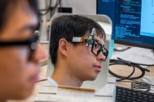 KI-Brille erkennt Stress, Müdigkeit und Krankheiten – am Blinzeln