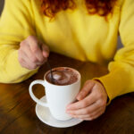 Schon zwei Stunden Sitzen belasten Blutgefäße – Kakao schützt