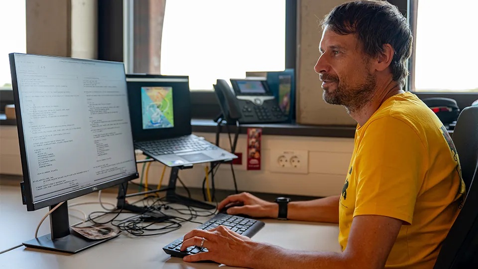 Dominik Hülse, Klimamodellierer an der Universität Bremen, in seinem Büro. Gemeinsam mit Andy Ridgwell (University of California) verfeinerte er ein Erdsystemmodell, um den globalen Kohlenstoffkreislauf besser zu verstehen. © MARUM, Universität Bremen / V. Diekamp