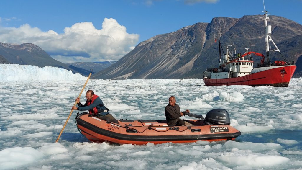 Dominik Gräff, links, im Zodiak auf dem Weg zum Ufer in Südgrönland – unterwegs zur Messkampagne mit dem Glasfaserkabel. © Julia Schmale/EPFL