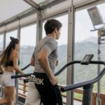 Eine Frau und ein Mann auf dem Laufband