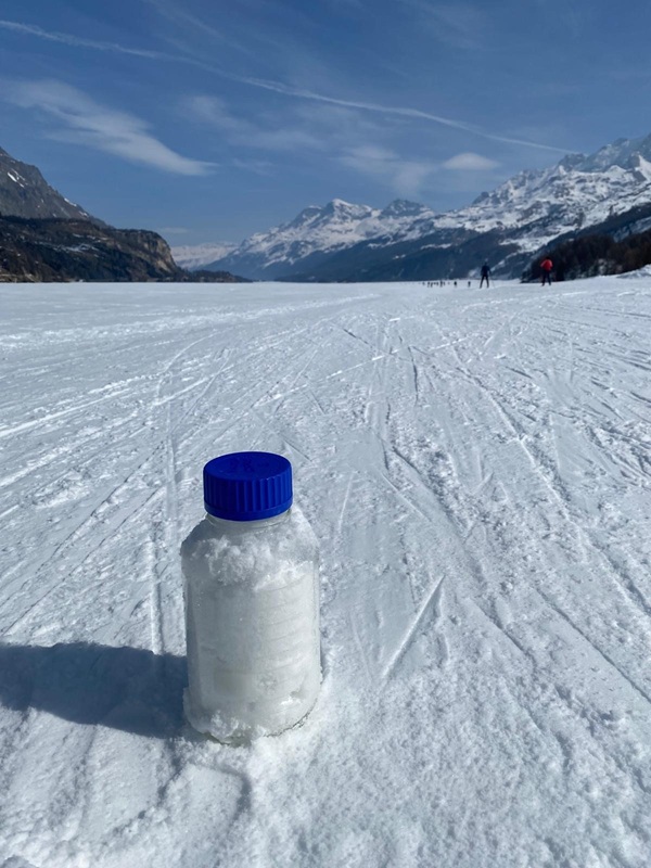 Empa-Forscher untersuchten Schnee- und Bodenproben entlang der Loipe – und fanden Spuren der langlebigen Ewigkeitschemikalien PFAS. © Empa