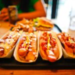 Hotdogs gelten als InbeWer abnehmen will, sollte hochverarbeitete Lebensmittel meidengriff hochverarbeiteter Lebensmittel – praktisch, aber voller Zusatzstoffe. Schon ihr Verzicht kann das Abnehmen erleichtern.
