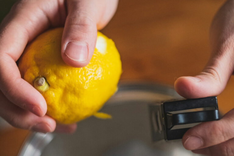 Hände mit Zitrone