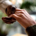 Viele Menschen fühlen sich unwohl, wenn sie über ihre guten Taten sprechen. Forschende nennen dieses Phänomen das Gute-Taten-Dilemma.