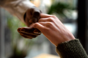 Viele Menschen fühlen sich unwohl, wenn sie über ihre guten Taten sprechen. Forschende nennen dieses Phänomen das Gute-Taten-Dilemma.