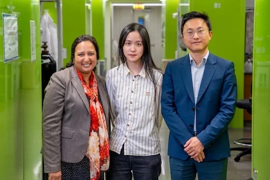 Professorin Sibani Lisa Biswal, Yuge Feng und Haotian Wang arbeiten an der Rice University an einem Stromreaktor, der Lithium aus alten E-Auto-Batterien zurückgewinnt. © Jorge Vidal/Rice University