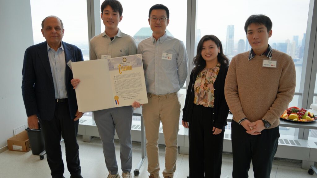 Das Forschungsteam des C2SMART-Zentrums erhielt den Vision Zero Research Award für seine Arbeit an der KI SeeUnsafe. Auf dem Foto sind von links nach rechts Kaan Ozbay, Ruixuan Zhang, Zilin Bian, Jingqin (Jannie) Gao und Shuo Zhang zu sehen. © NYU Tandon School of Engineering