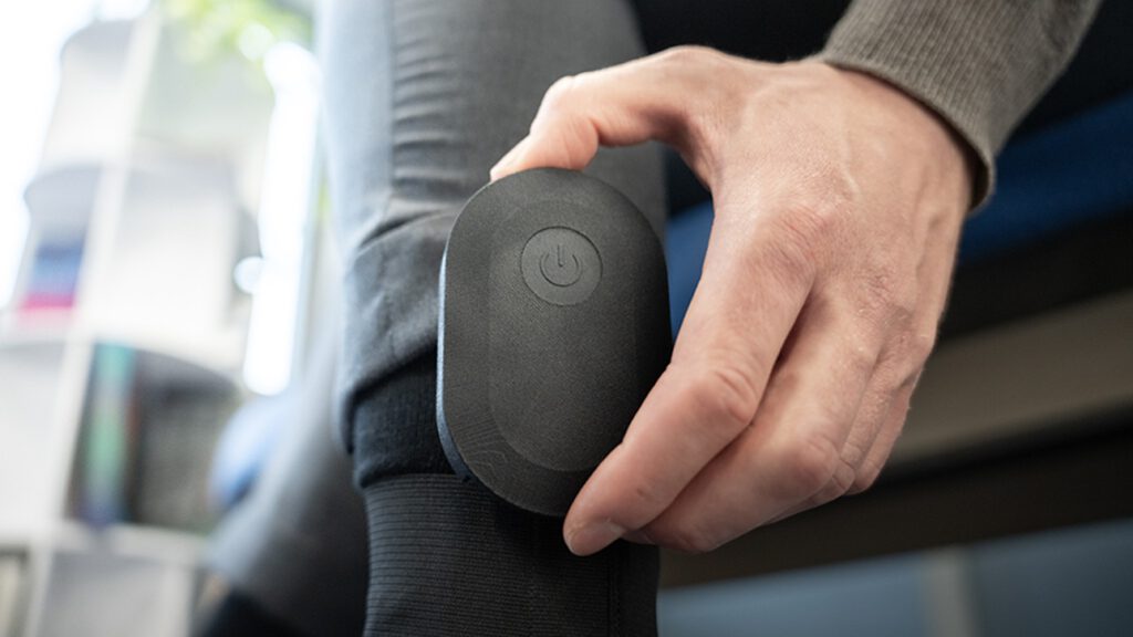 Ein Computer im Sockenschaft verarbeitet die Daten der Drucksensoren zu elektrischen Impulsen – so werden geschädigte Nerven gezielt umgangen. © Michel Büchel / ETH Zürich