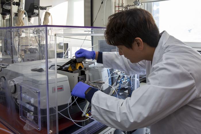 Das Forschungsteam prüft die Leistungsfähigkeit des Katalysators mithilfe von Echtzeit-Infrarotspektroskopie. © KOREA INSTITUTE OF ENERGY RESEARCH