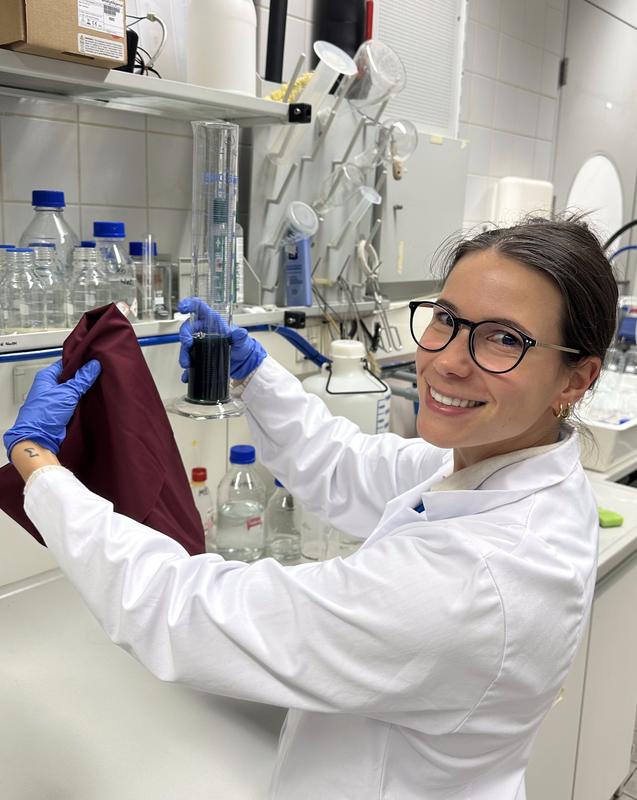 Nika Depope von der Technischen Universität Wien hat gemeinsam mit ihrem Team ein Verfahren entwickelt, das Mischtextilien in nur fünf Minuten recyceln kann. © TU Wien